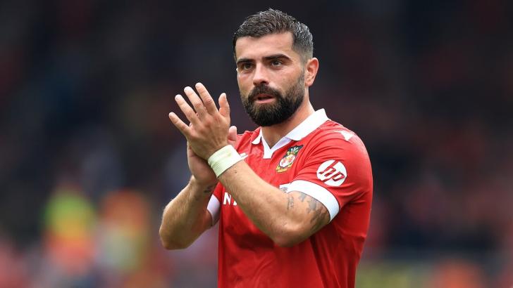 Wrexham player Elliot Lee